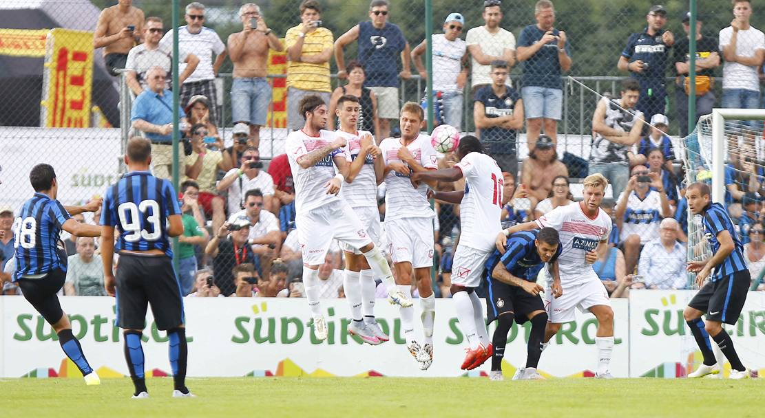 La punizione battuta da Hernanes supera la barriera e si infiila nella porta di Benussi: al 33&#39; l&#39;Inter  gi sul 3-1. LaPresse